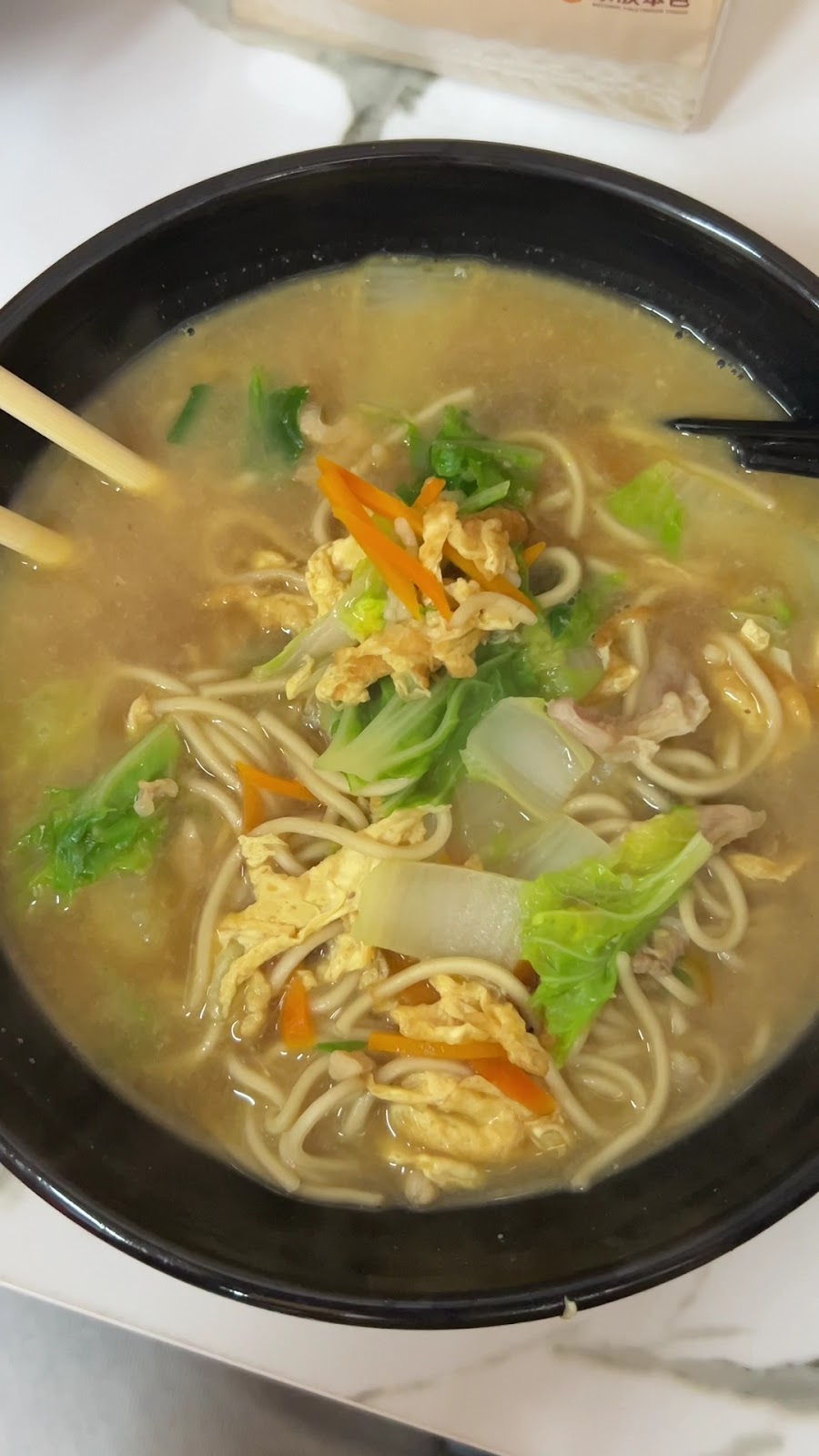 Σούπα με noodles και αυγό