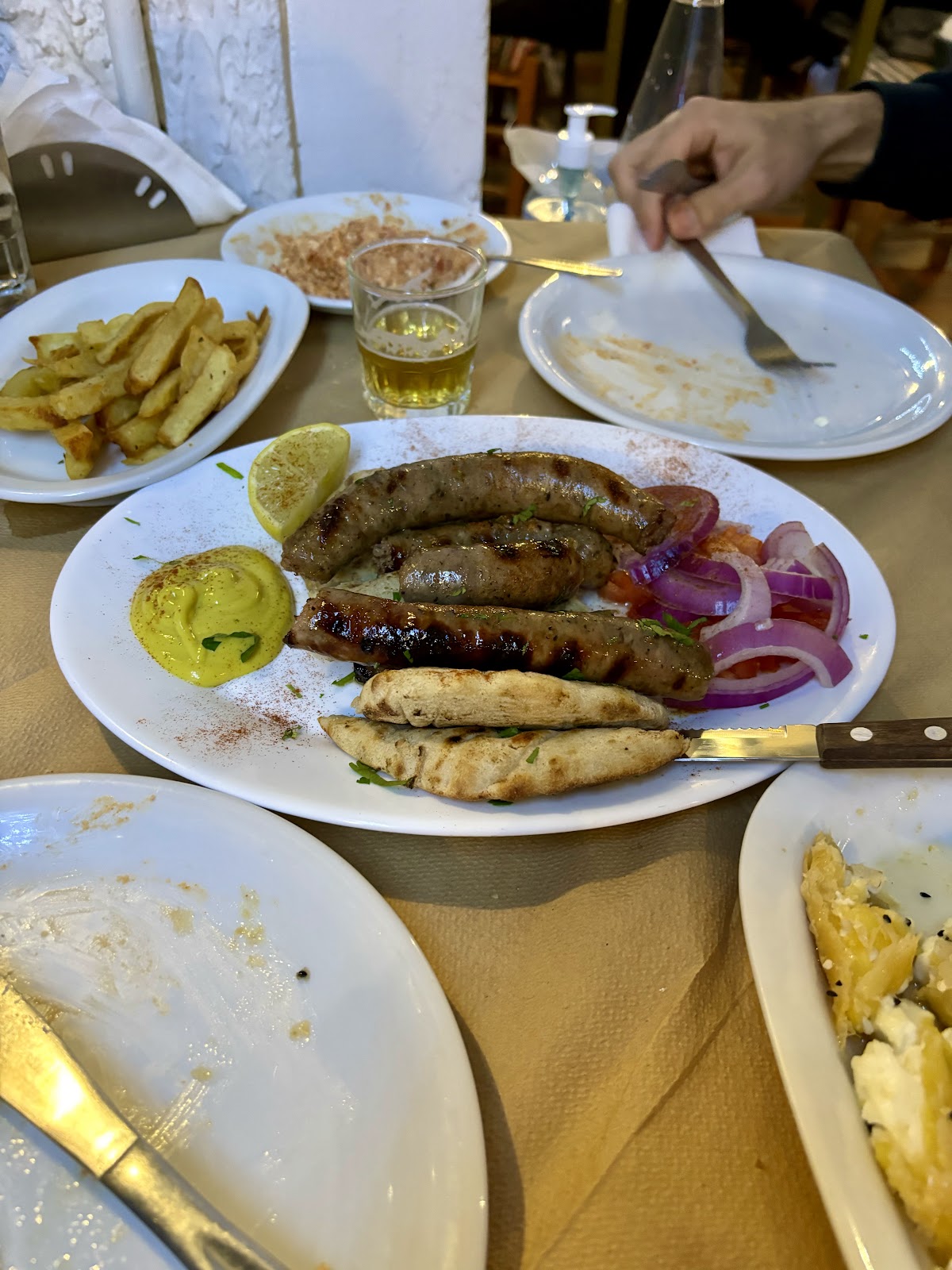 Τραπέζι με πολλά πιάτα