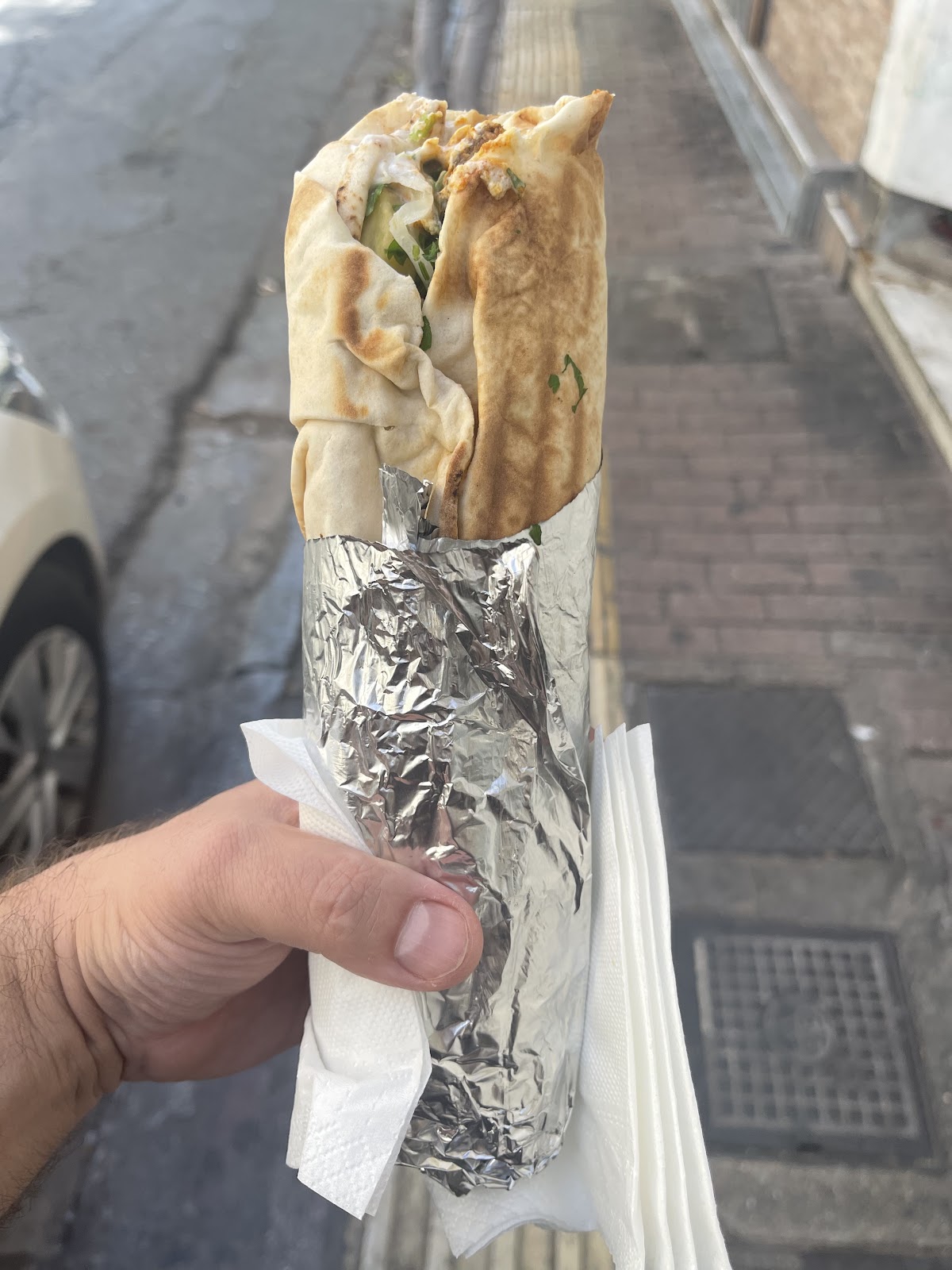 Τυλιχτό φαλάφελ στο χέρι