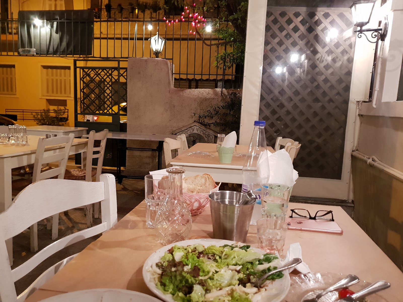 Τραπέζι στρωμένο