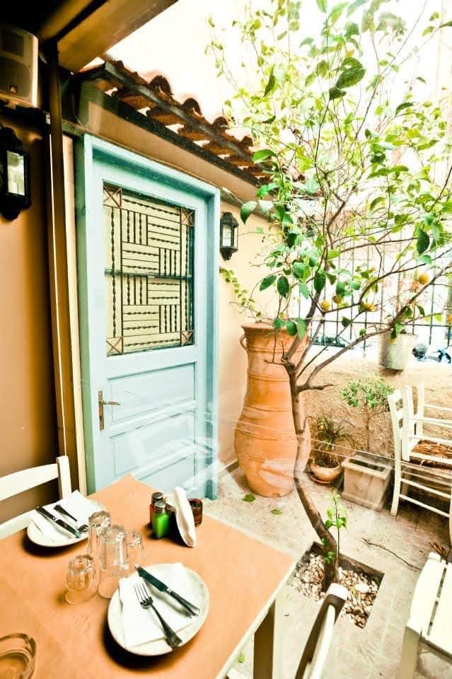 Η αυλή με τη λεμονιά και την μπλε πόρτα