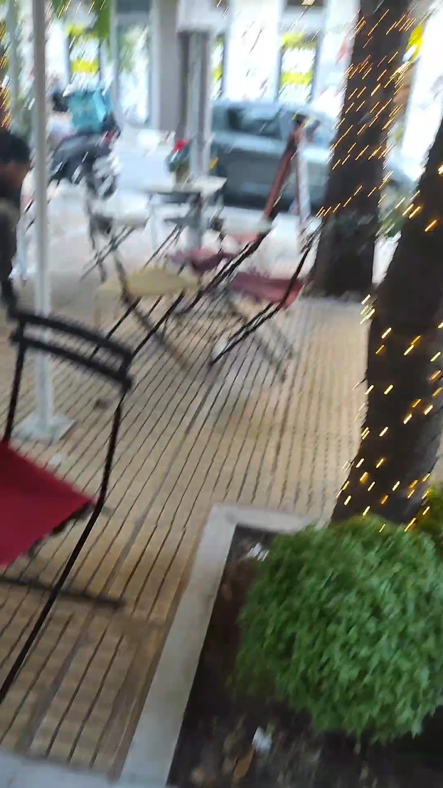 Τα τραπεζάκια έξω