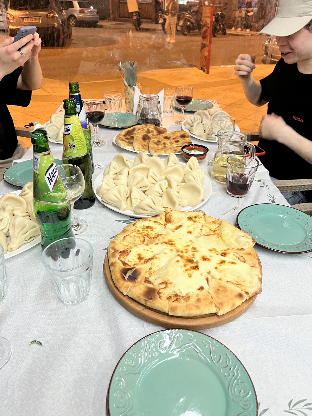 Τραπέζι με πιάτα και ψωμί