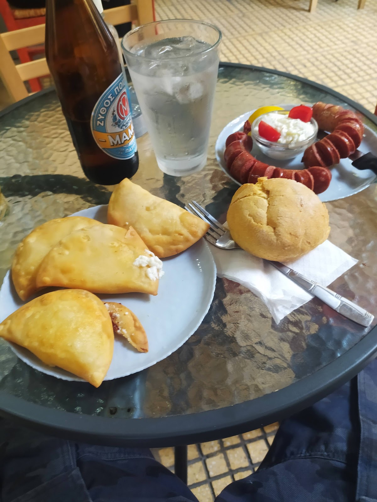 Τραπέζι με πιάτα και ποτά