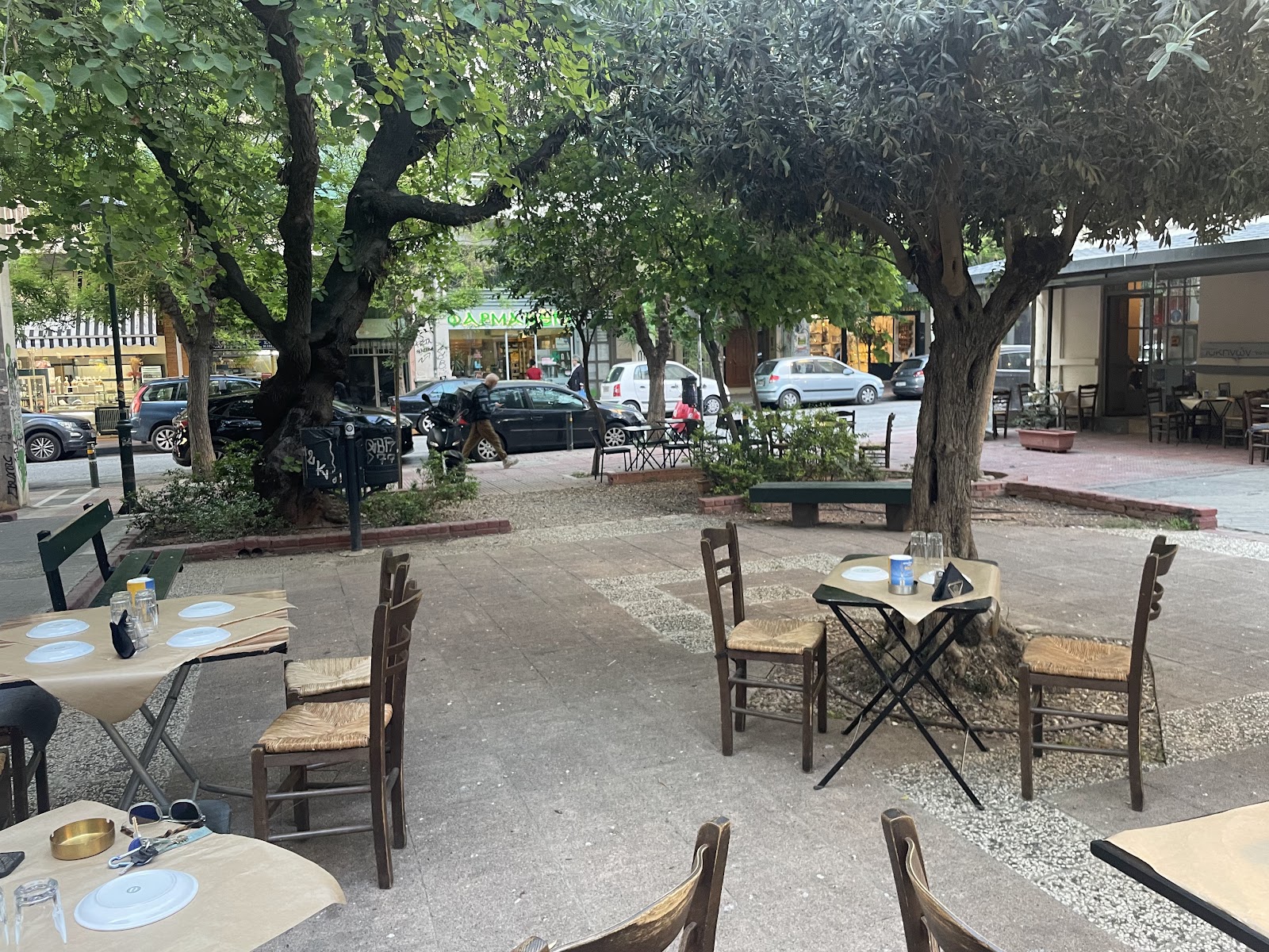 Τα τραπέζια στην πλατεία κάτω από τα δέντρα