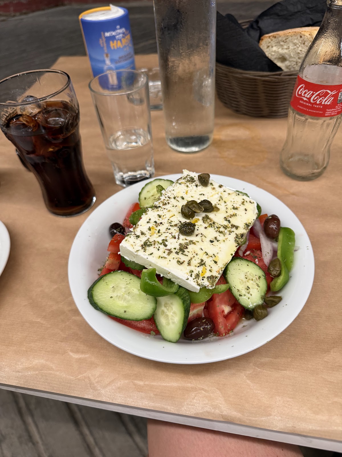 Σαλάτα στο τραπέζι