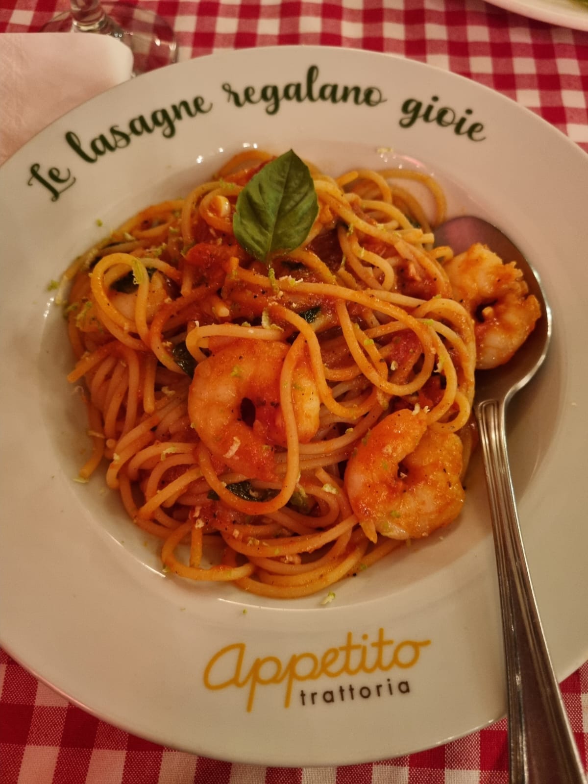 Shrimp spaghetti on the house plate printed with an Italian motto