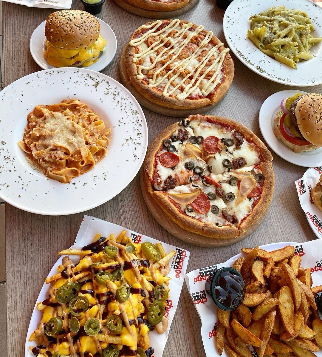 A full table: pizzas, pastas, loaded fries and wedges