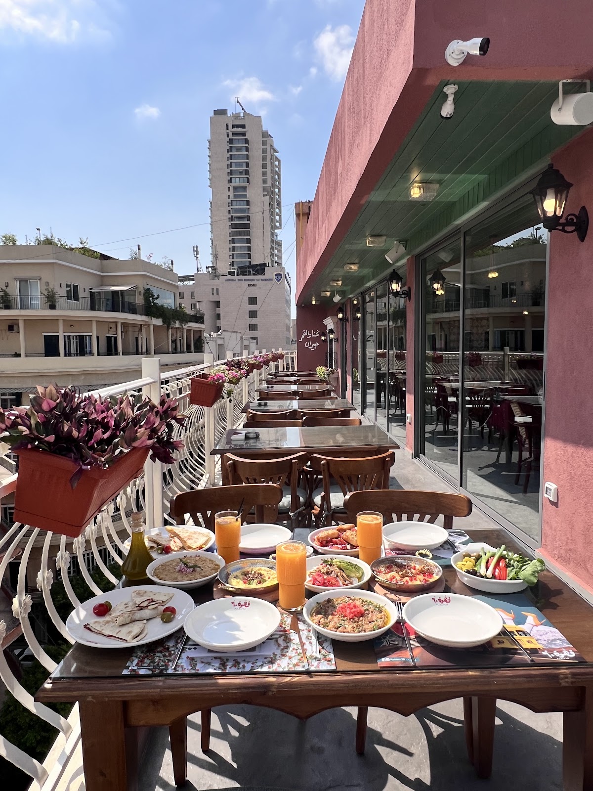 Kahwet 60 rooftop tables