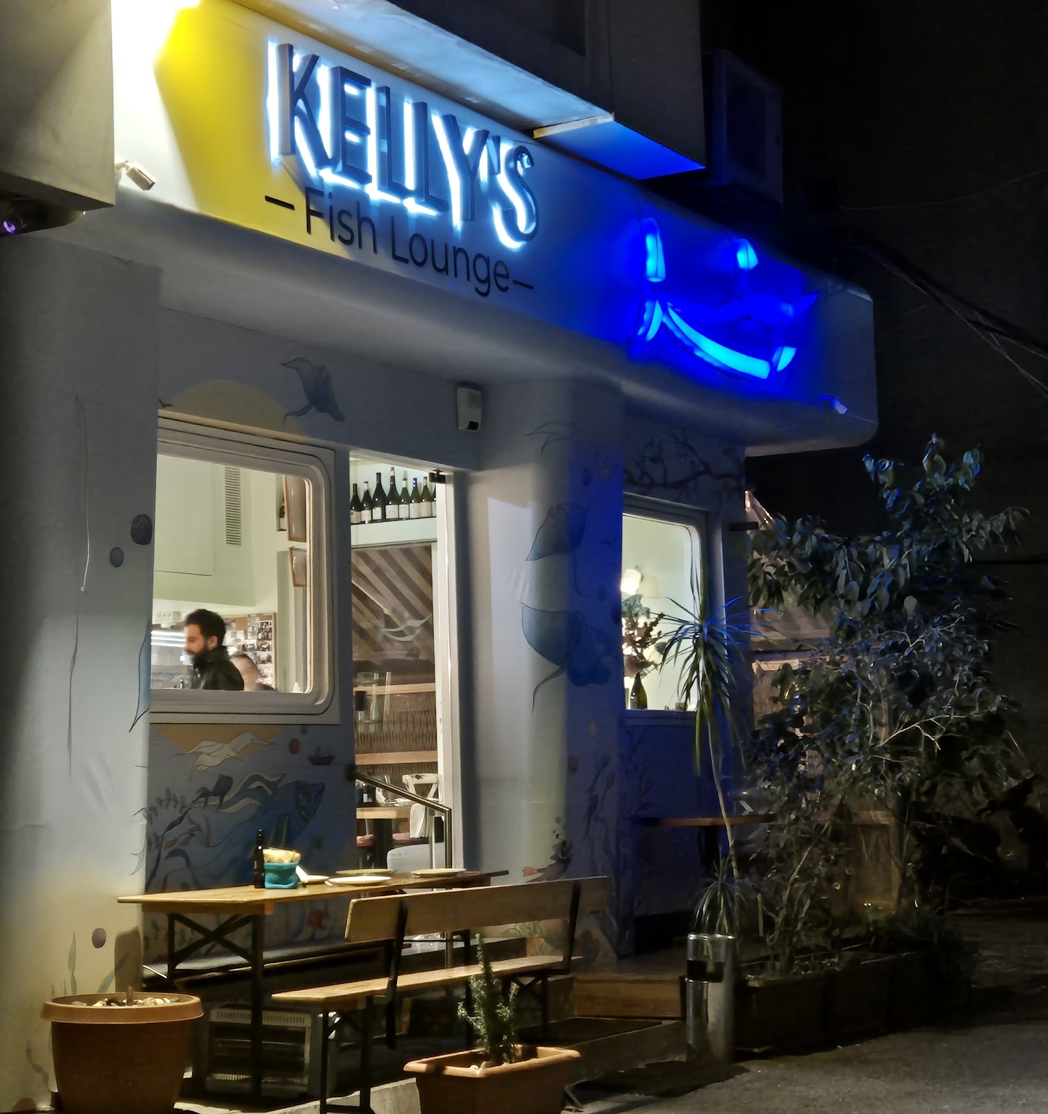 Kelly's Fish Lounge at night