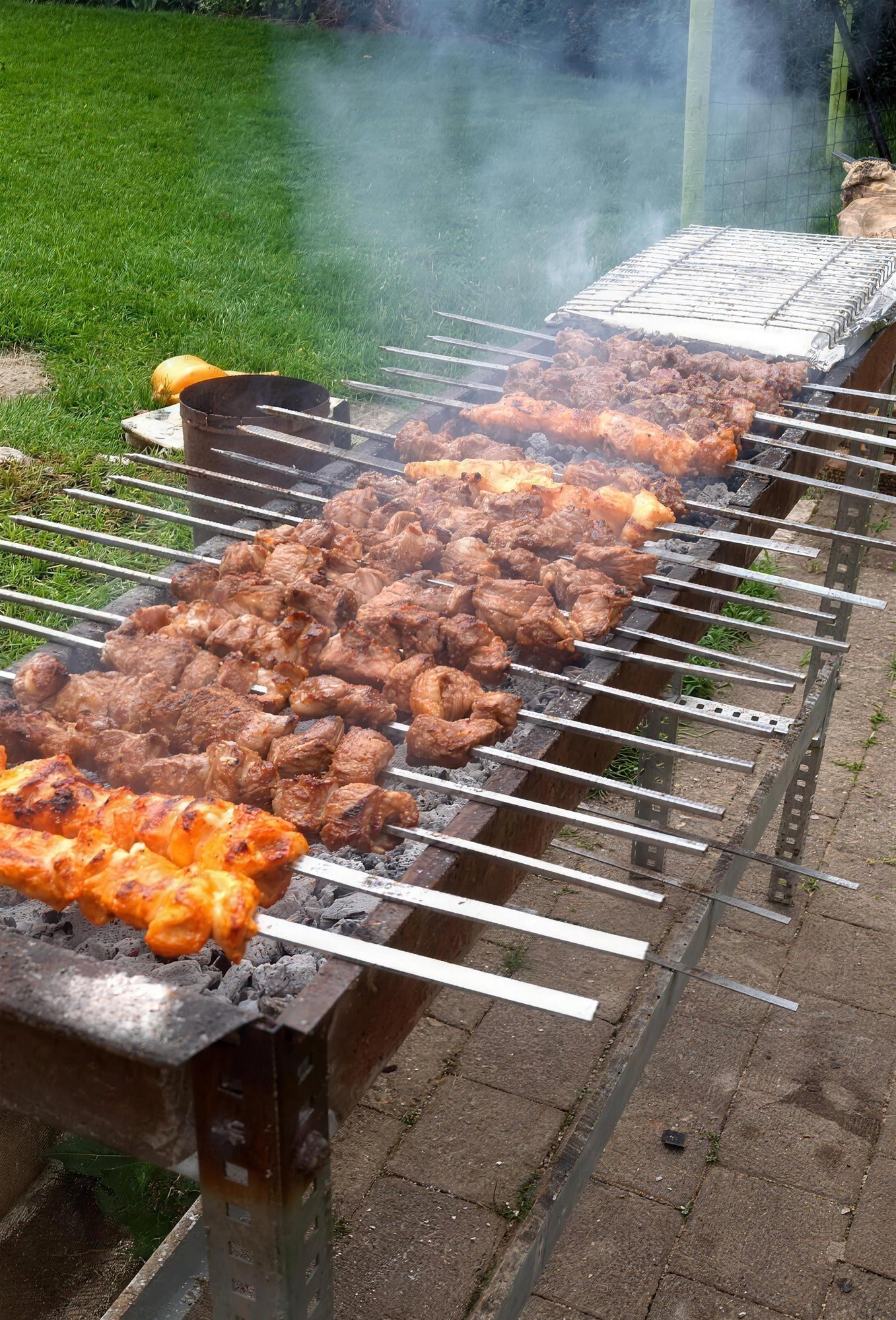 Marinierte Spieße auf dem Grill