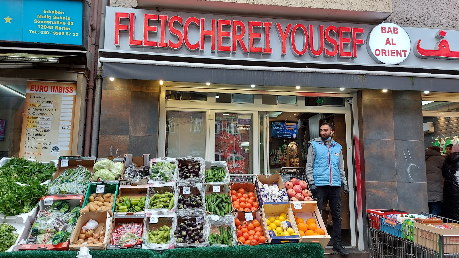 Fleischerei Yousef — Auslage mit Obst und Gemüse