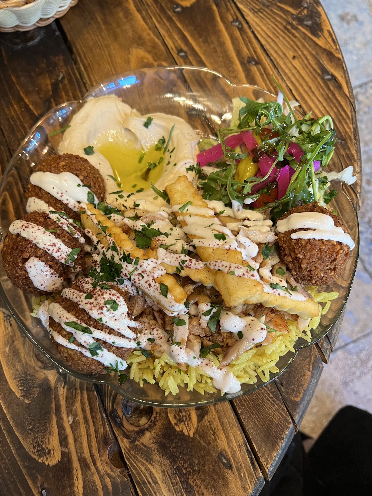 Großer Mezze-Teller mit Falafel, Hummus und Schawarma