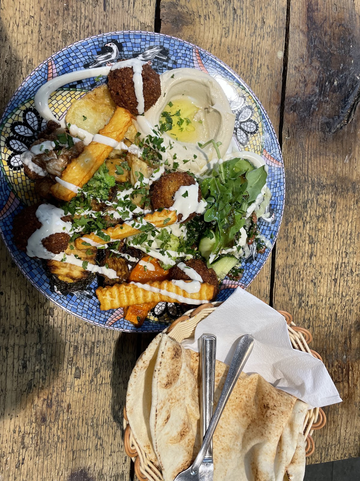 Mezze-Teller mit Falafel und Hummus auf Mosaikteller