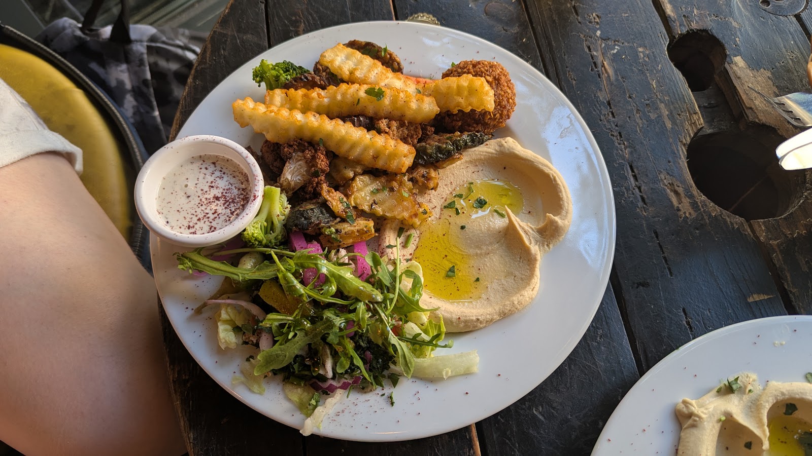 Falafel-Teller mit Pommes, Hummus und Salat