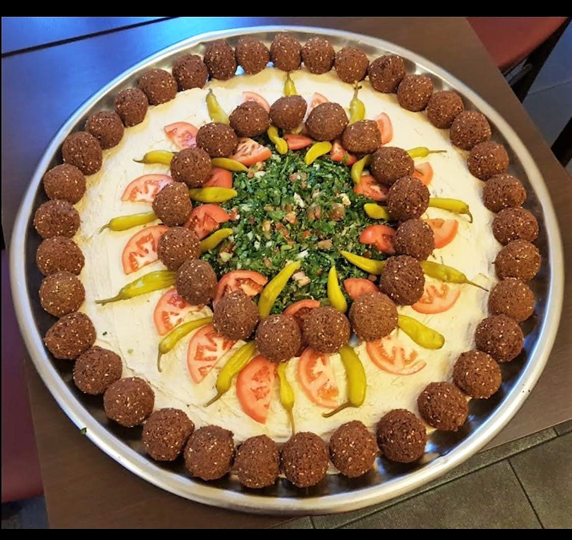 Runde Falafel-Platte mit Hummus und Tabouleh