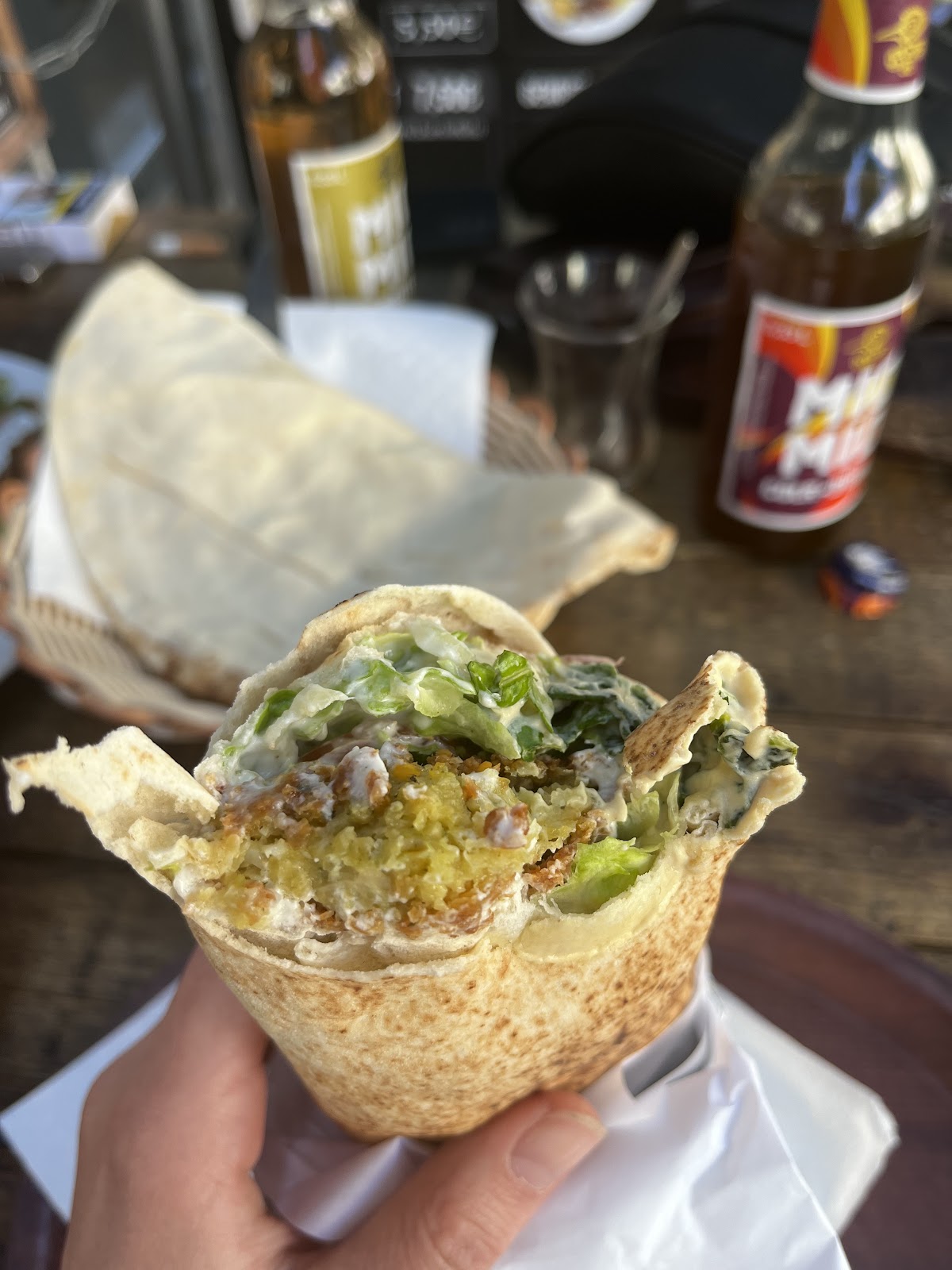 Falafel-Wrap mit Tee und Getränken