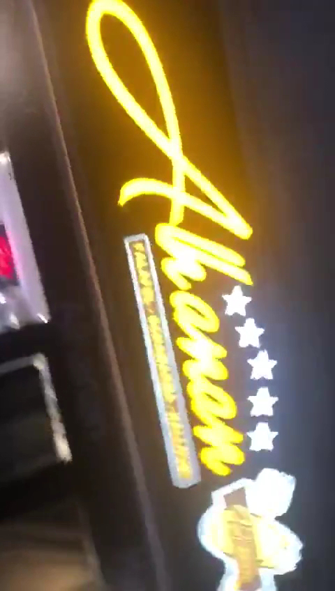 Leuchtreklame Alhanan bei Nacht