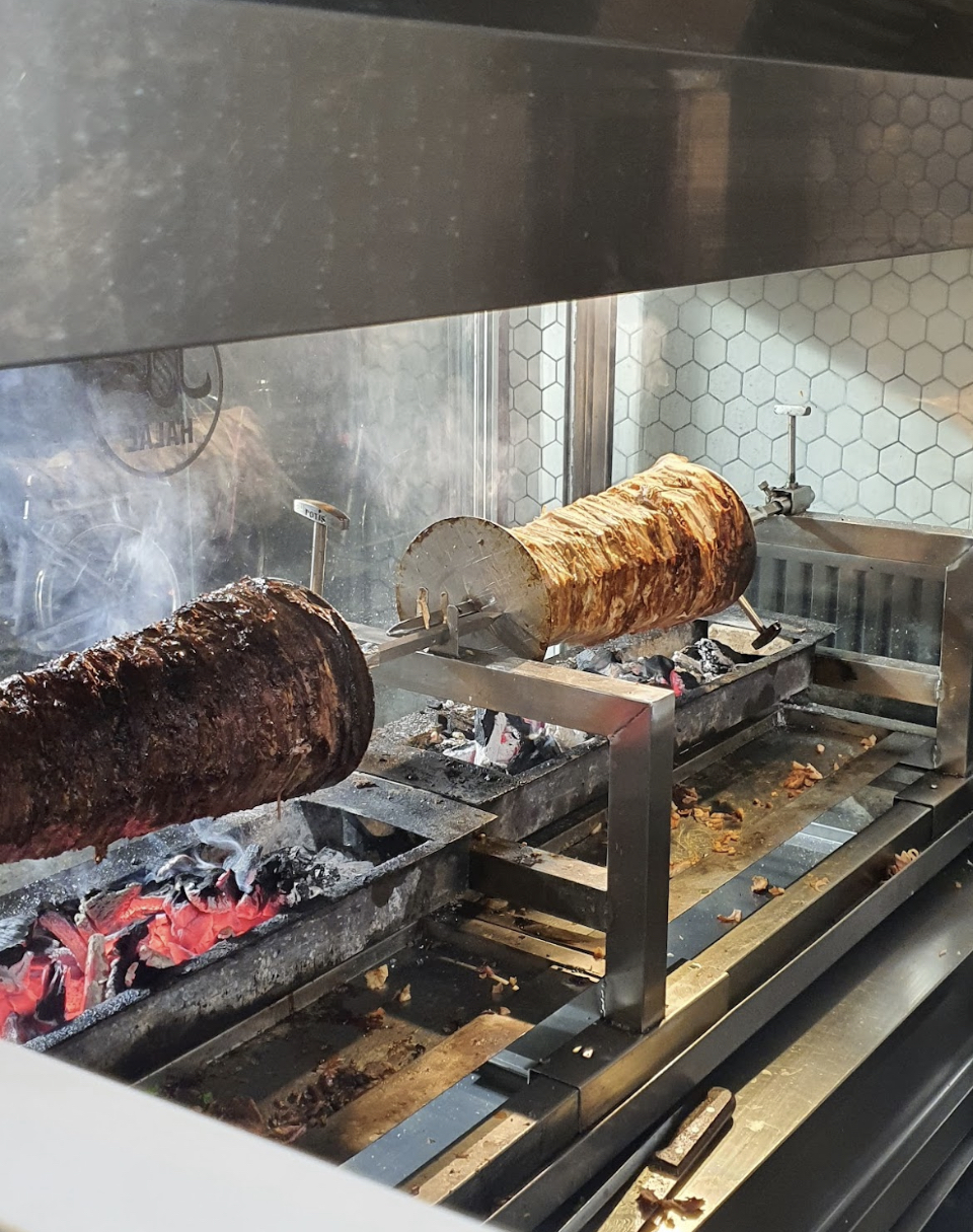 Schawarma-Spieß über der Glut