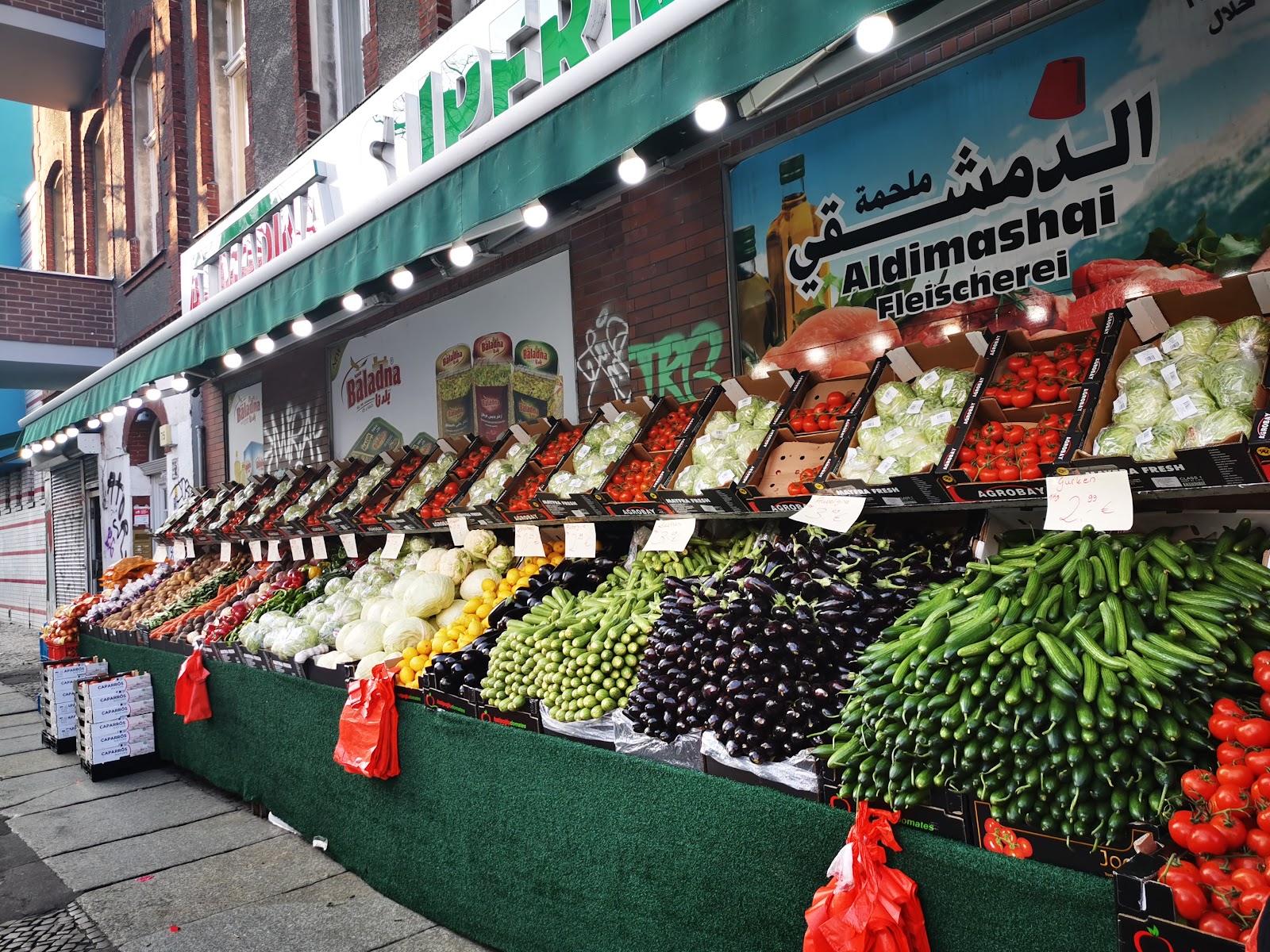 Obst- und Gemüsestand vor dem Laden