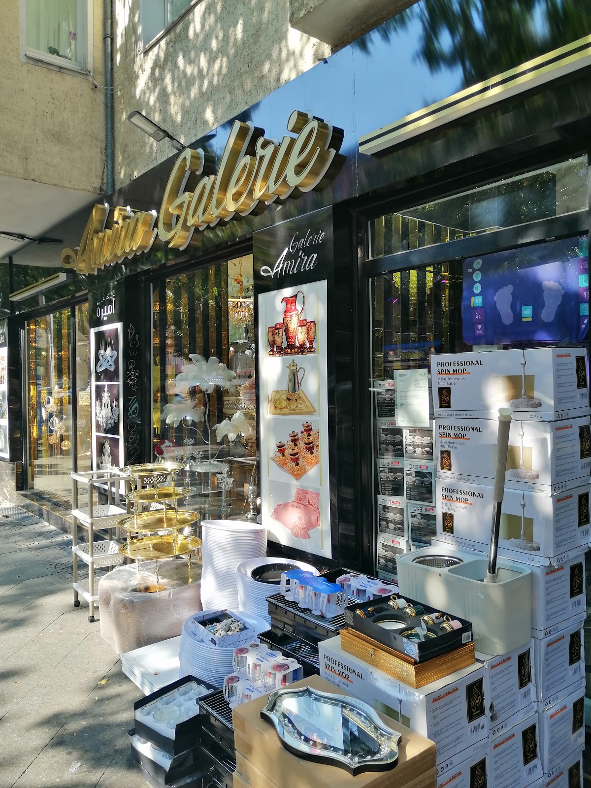 Schaufenster von Amira Galerie an der Sonnenallee