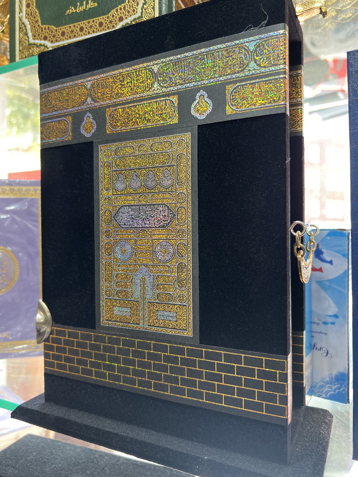 Islamisches Deko-Accessoire im Regal