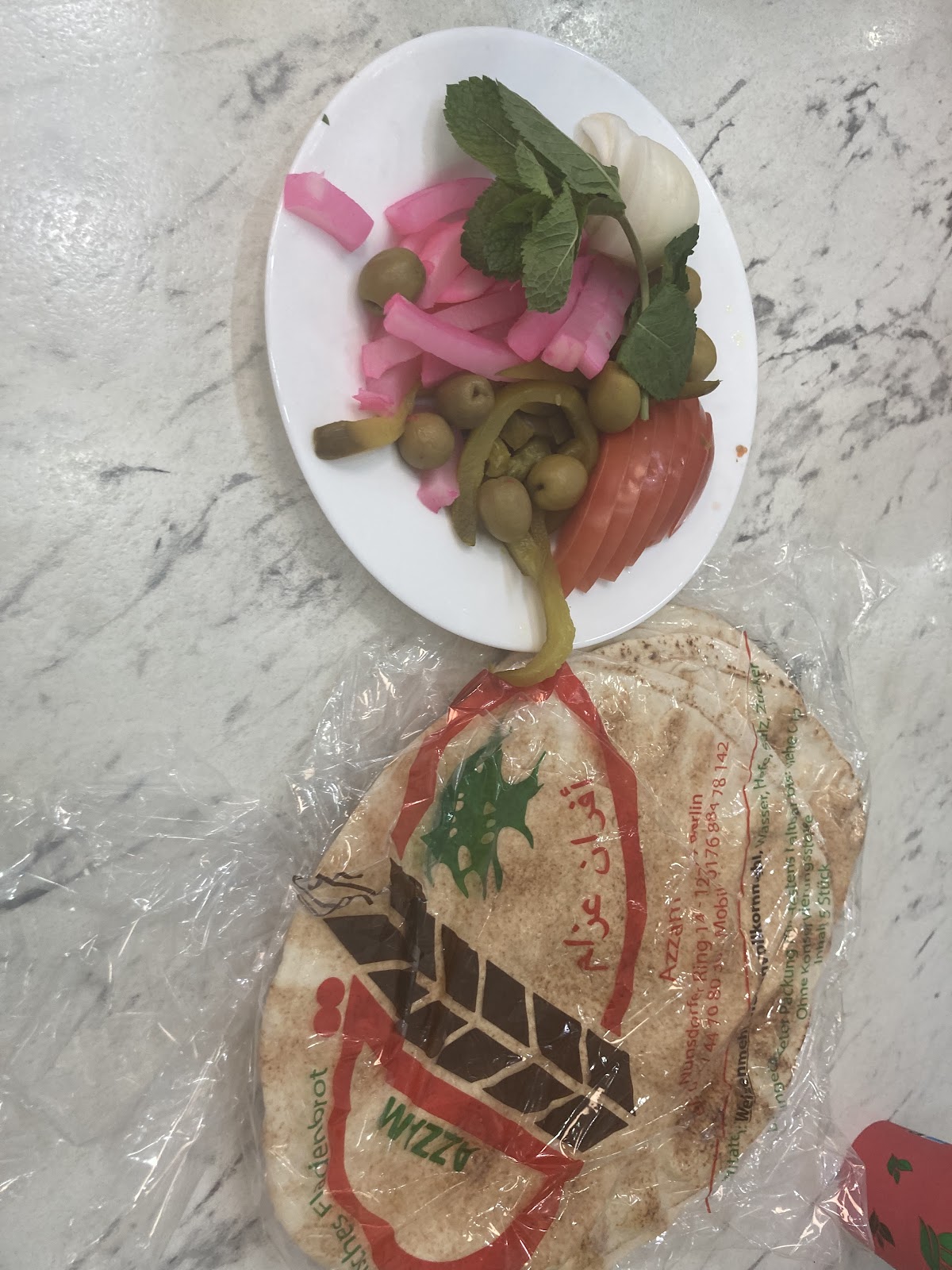 Mezze und frisches Fladenbrot auf Marmor