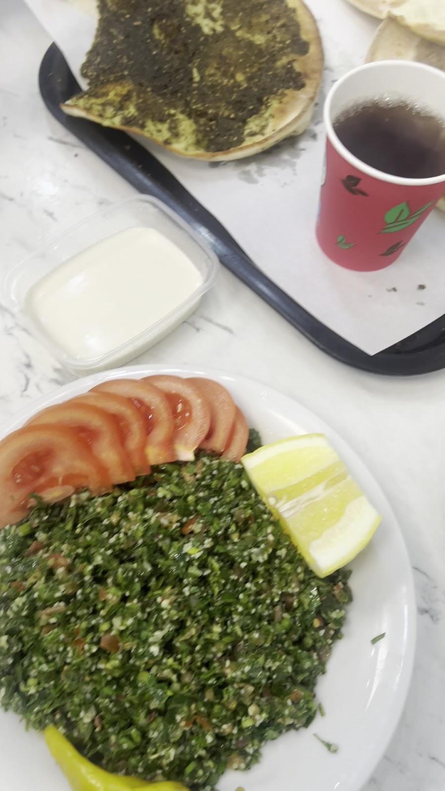 Zaatar-Manousheh mit Tee