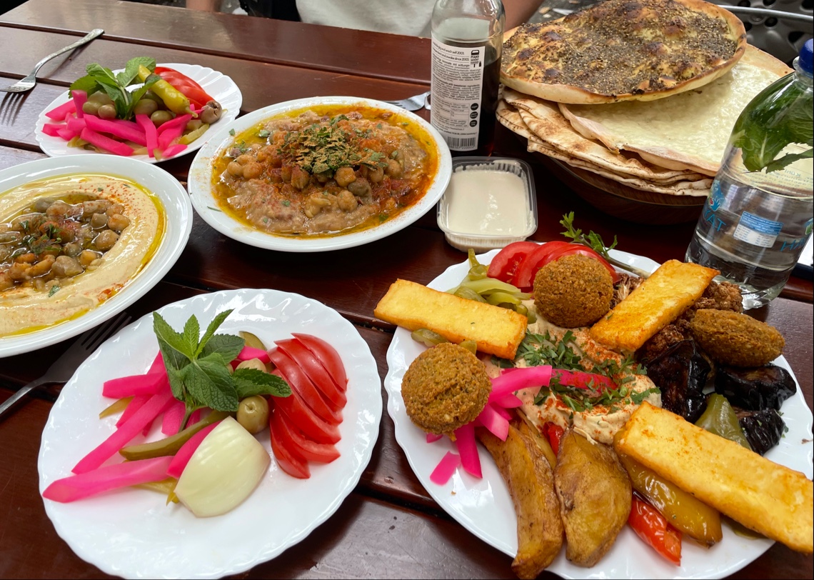 Gedeckter Tisch mit Mezze, Falafel und Manousheh