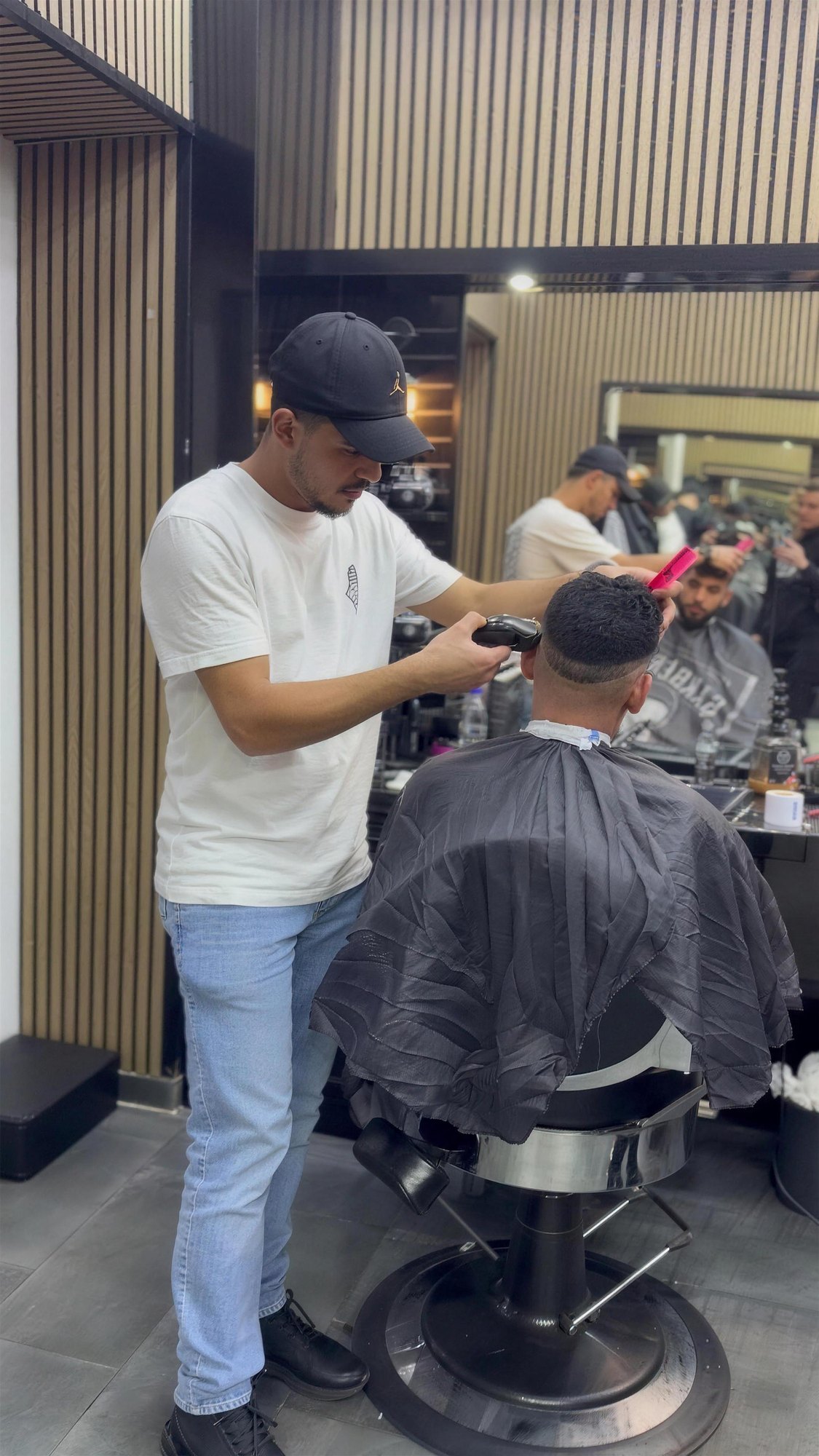 Barbier bei der Arbeit im Azzam Salon