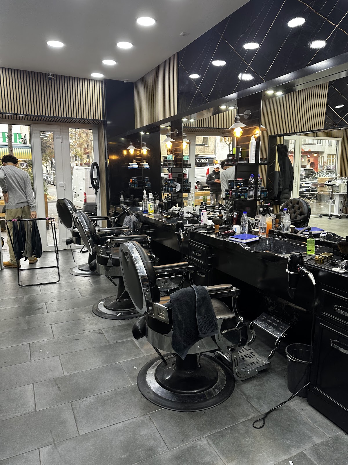 Salon-Interieur mit Ledersesseln