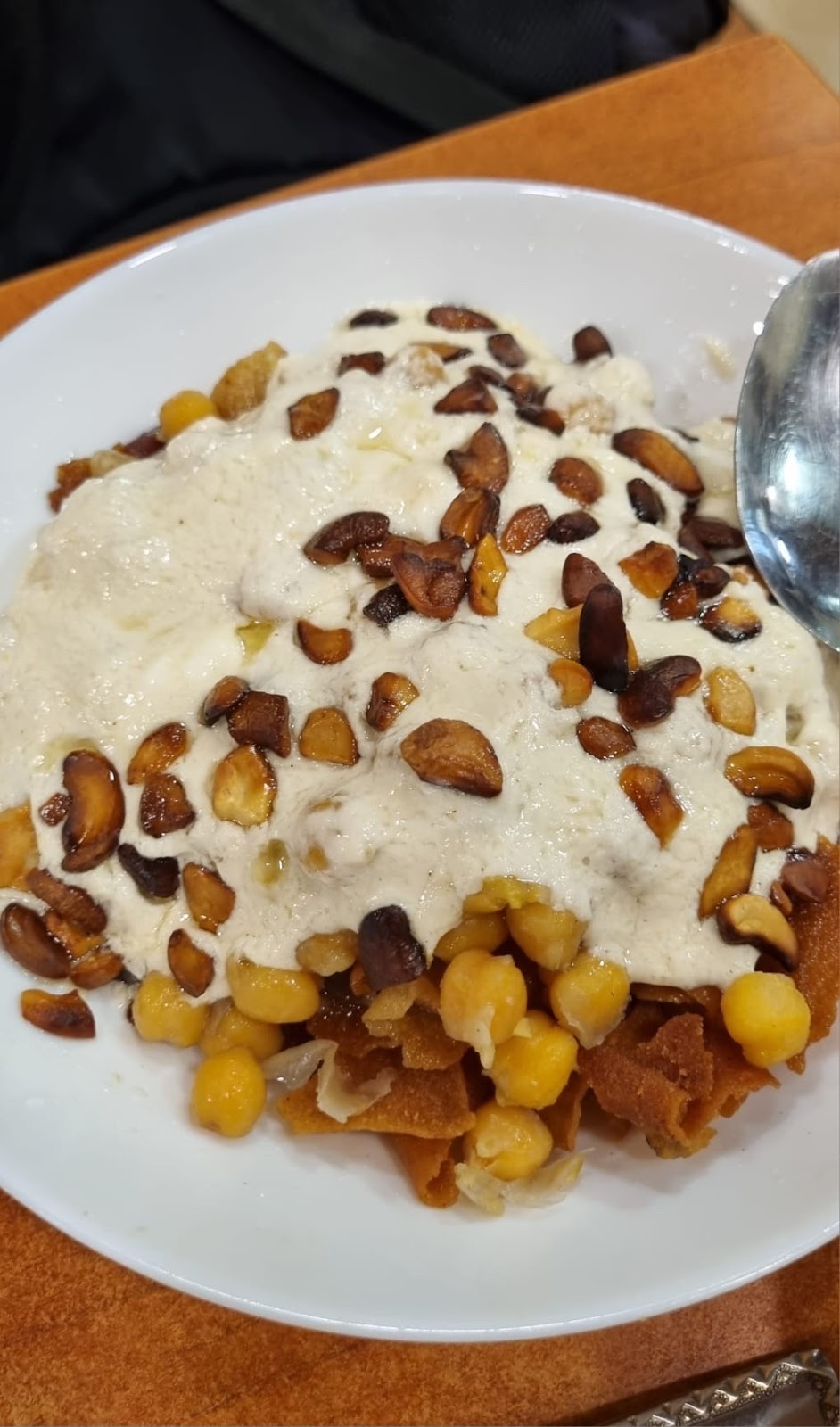 Fatte mit Joghurt und Nüssen