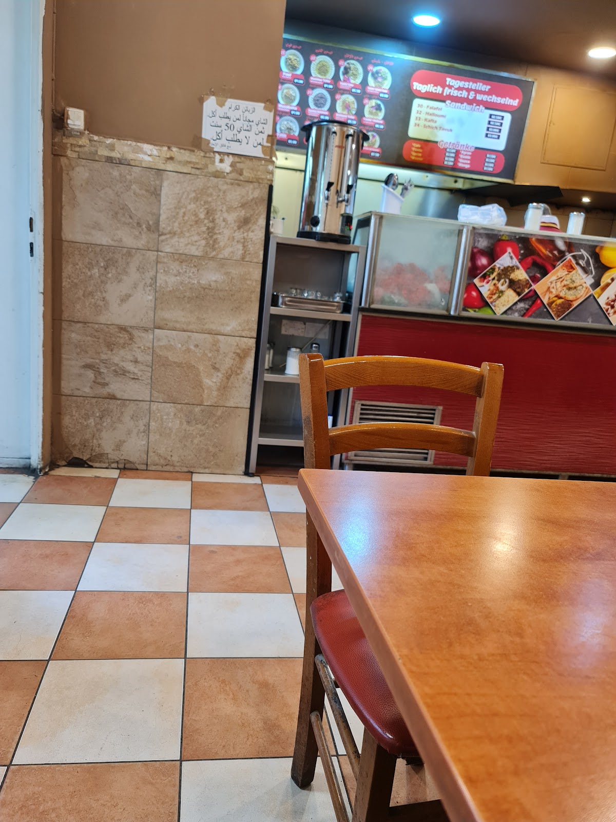 Innenraum mit Speisekarte über der Theke