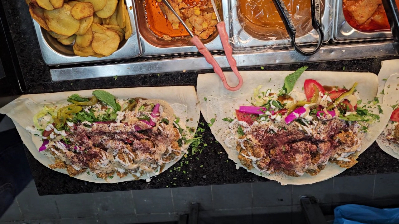 Falafel-Wraps an der Theke