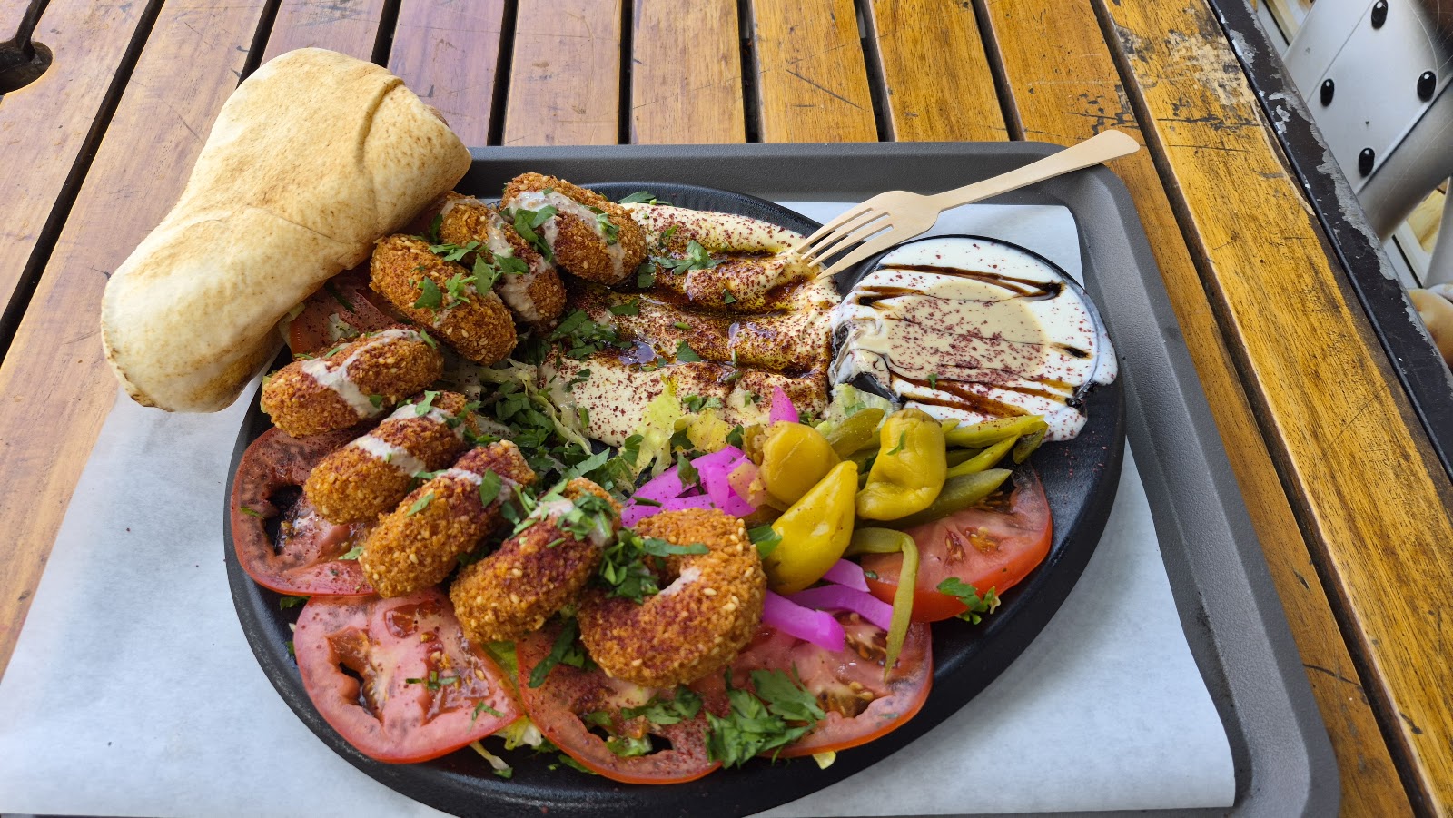 Falafel-Teller mit frischem Brot bei Falfool