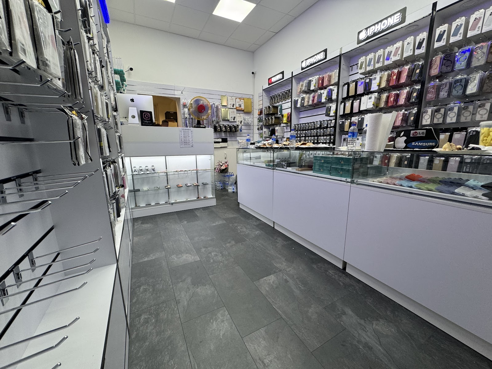 Innenansicht Handyshop Sami mit Zubehörwand