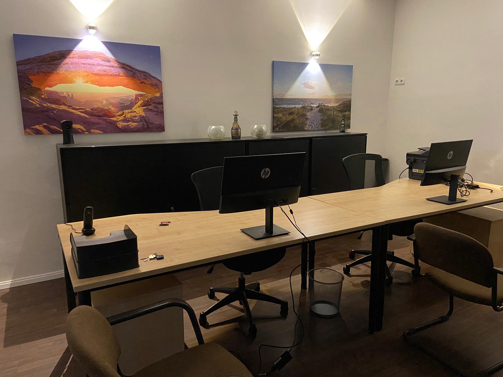 Im Büro von Heimatreisen auf der Sonnenallee