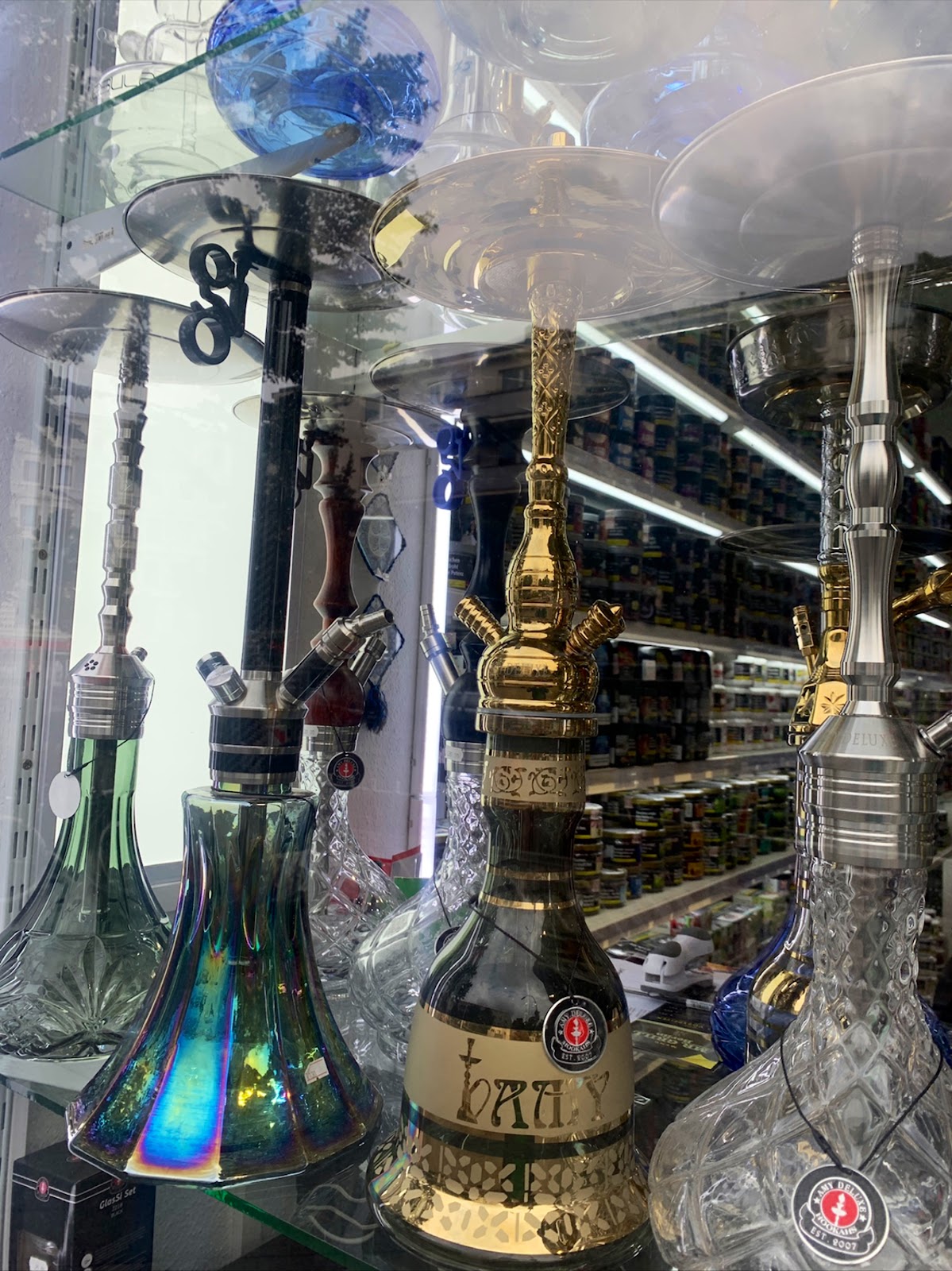 Shisha-Auswahl im Regal bei Ishtar