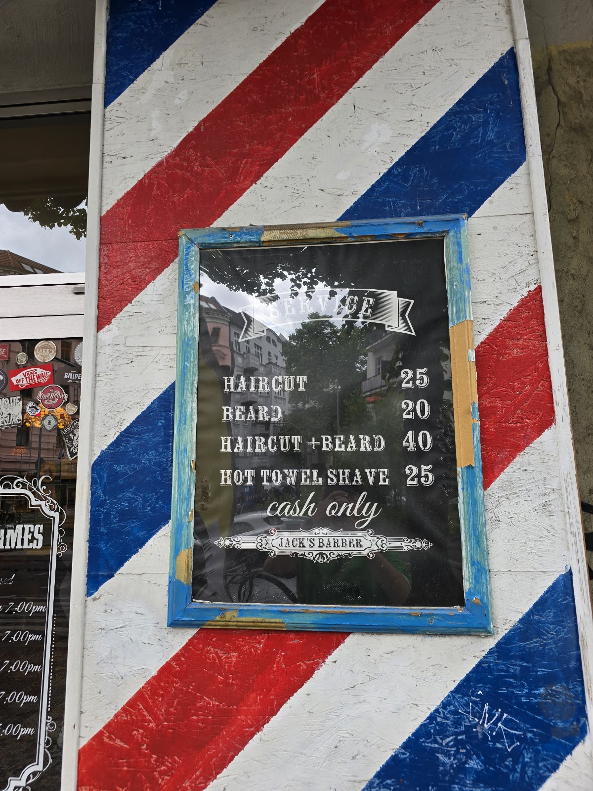 Barber-Pole und Preistafel bei Jack's