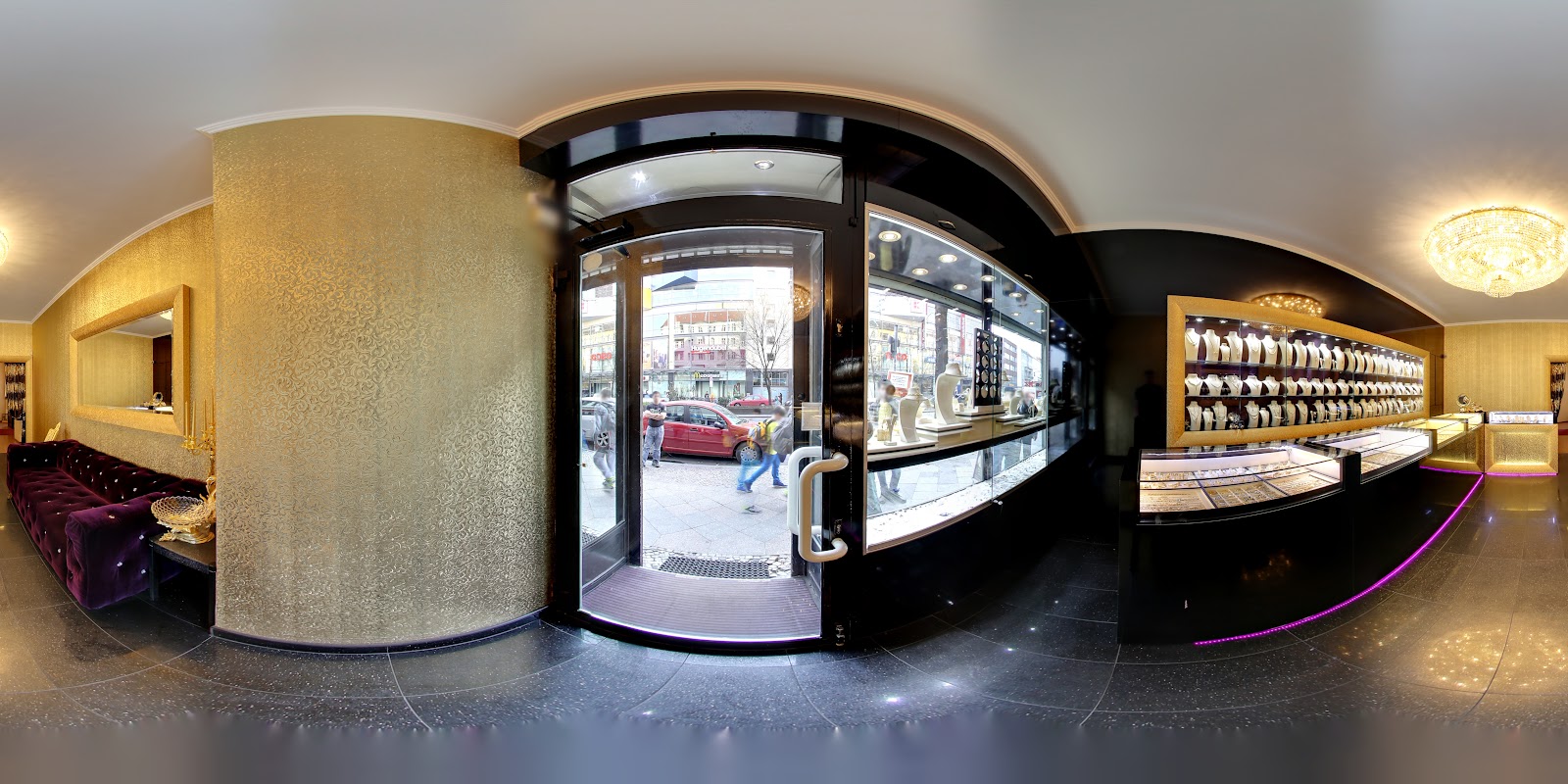 Eingang von Juwelier Al Afrah mit goldener Wand, Spiegel und Sitzecke