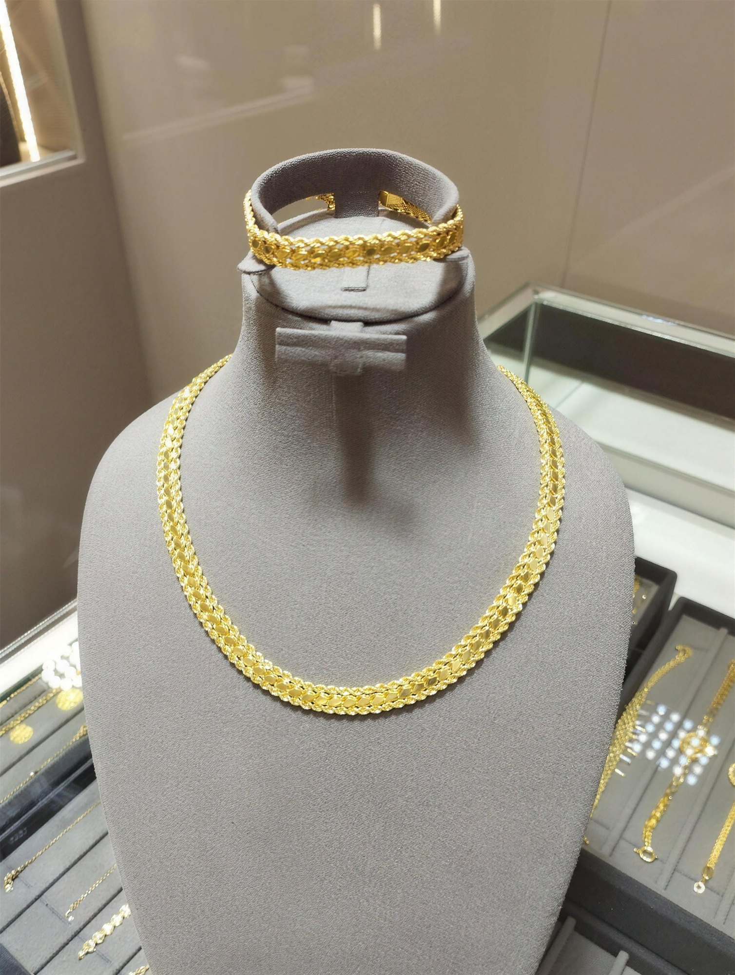 Goldcollier und Armband auf der Büste bei Juwelier Al Aman