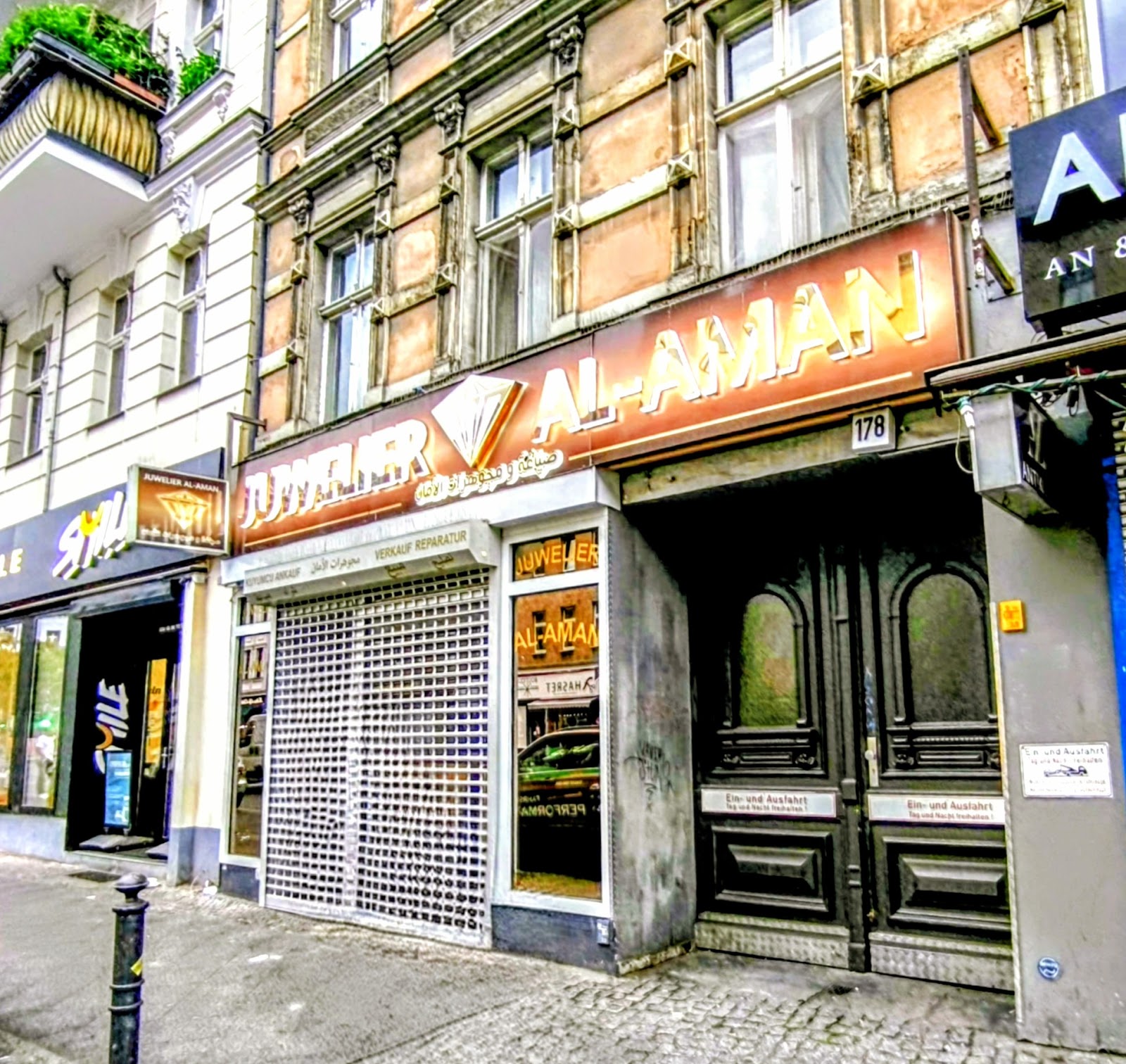 Fassade von Juwelier Al Aman mit goldenem Schriftzug