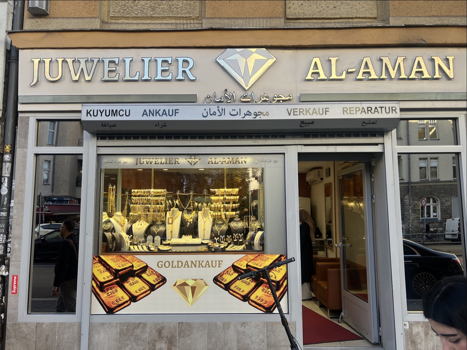 Schaufenster von Juwelier Al Aman mit Goldschmuck und Goldankauf-Werbung
