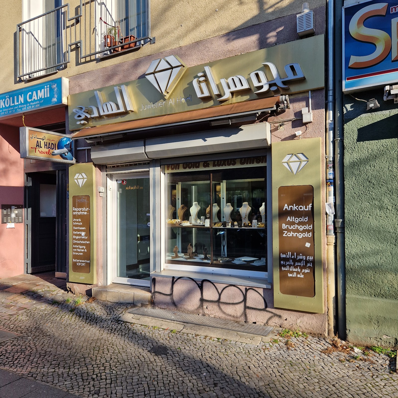 Juwelier Al-Hadi — Fassade mit goldenem Schriftzug an der Hermannstraße