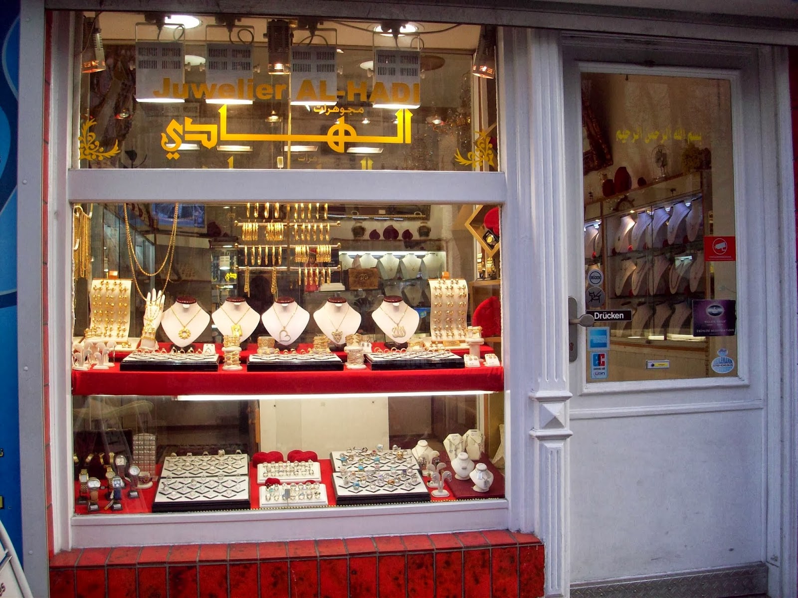 Schaufenster von Juwelier Al-Hadi mit Goldschmuck auf rotem Samt