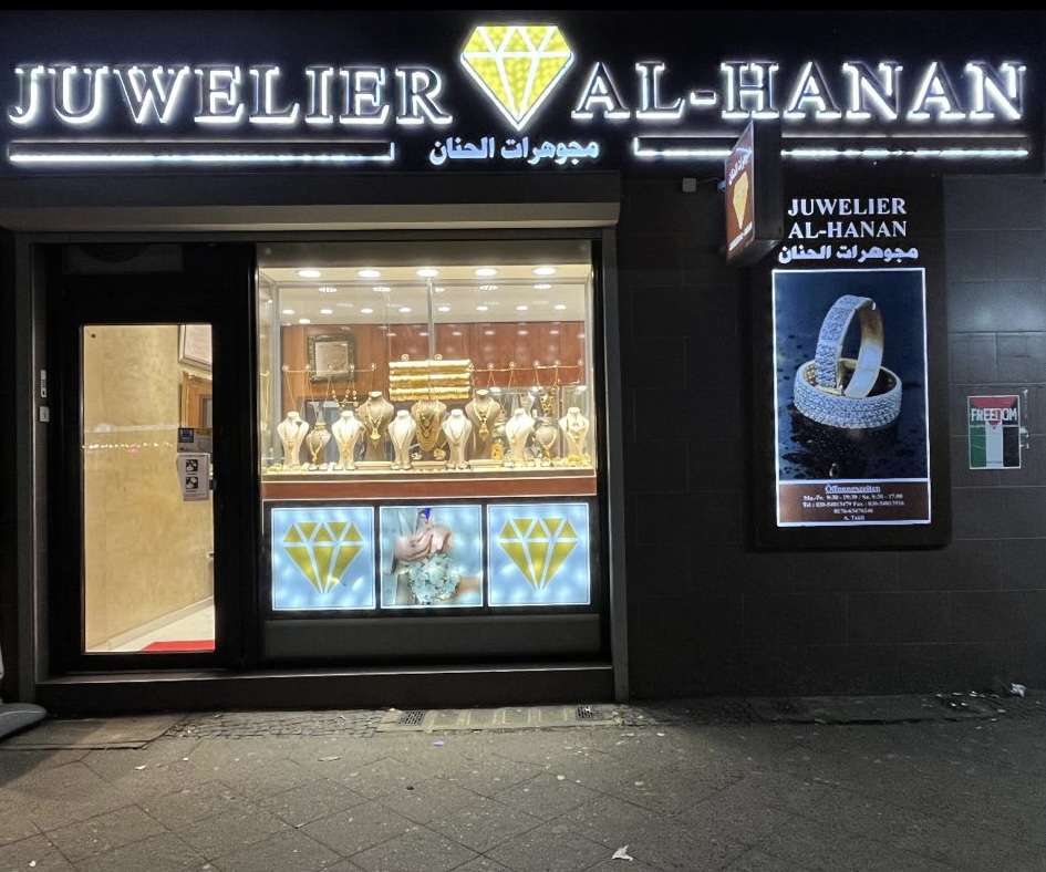 Juwelier Al Hanan 1 bei Nacht, beleuchtete Fassade