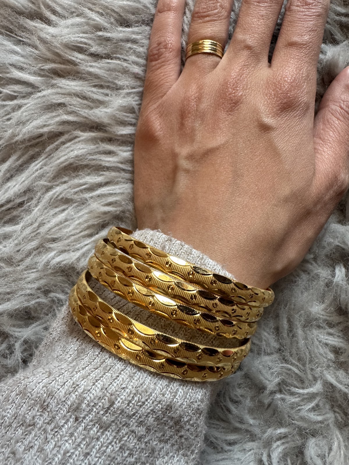 Goldene Armreifen am Handgelenk
