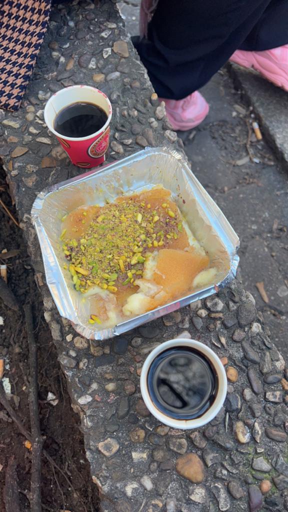 Knafeh zum Mitnehmen mit Kaffee