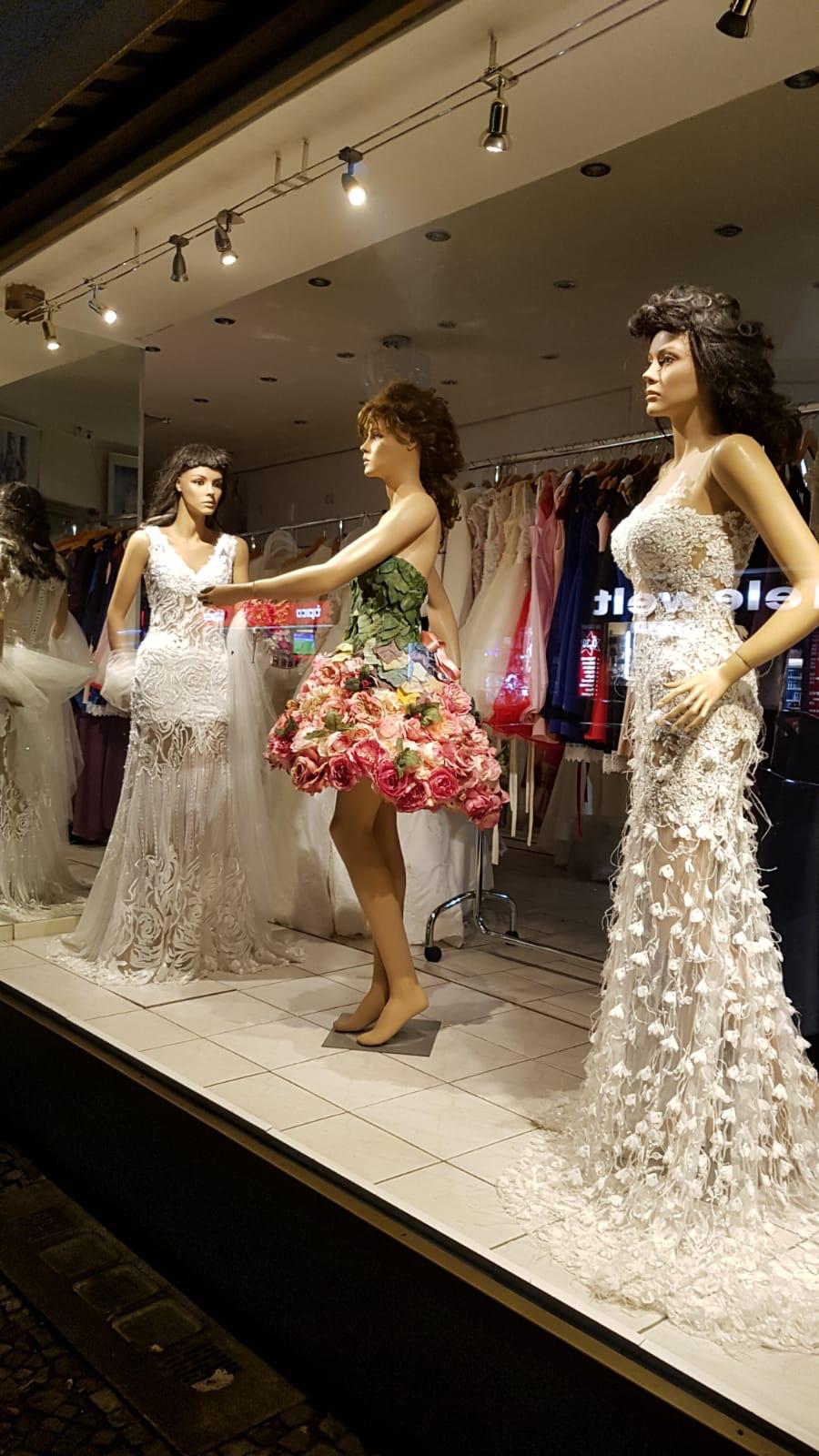 Brautkleider im Schaufenster