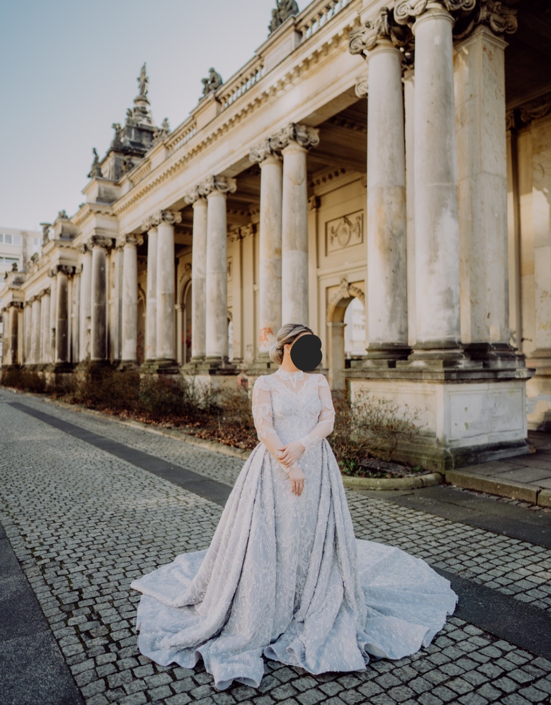 Brautkleid vor der Kolonnade